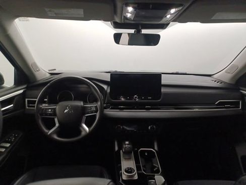 Used 2025 Mitsubishi Outlander SE FWD image 13