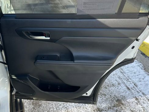 Used 2021 Toyota Highlander XLE image 28