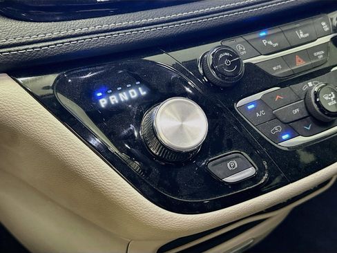 Used 2023 Chrysler Pacifica Touring-L FWD image 24