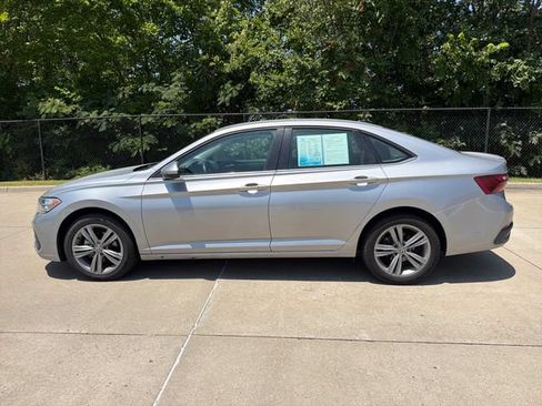 Used 2024 Volkswagen Jetta SE FWD image 2