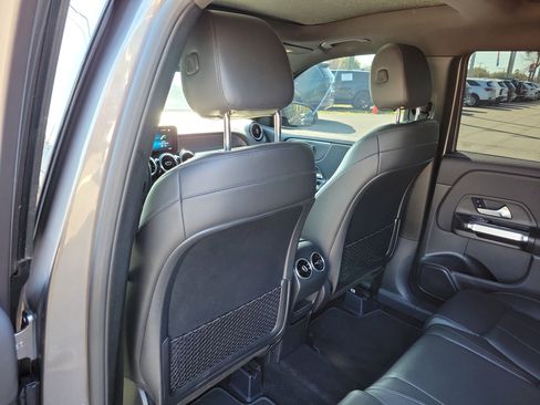 Used 2021 Mercedes-Benz GLB 250 4MATIC w/ Premium Package image 17