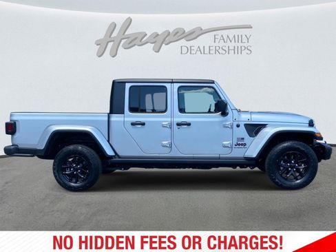 Used 2023 Jeep Gladiator Overland AWD/4WD image 2