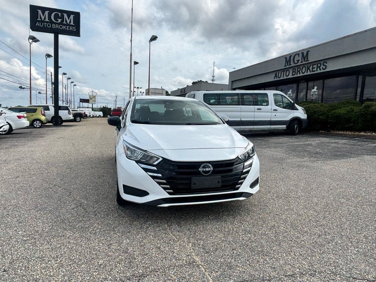 Used 2024 Nissan Versa S FWD image 3