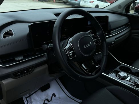 Used 2025 Kia Carnival EX FWD image 29