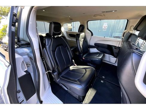 Used 2024 Chrysler Pacifica Touring-L FWD image 26