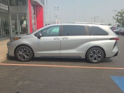 Used 2025 Toyota Sienna Platinum AWD/4WD image 4