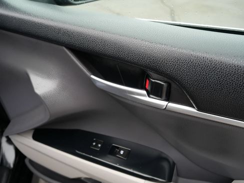 Used 2018 Toyota Camry LE FWD image 21