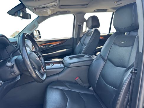 Used 2019 Cadillac Escalade Luxury AWD/4WD image 9