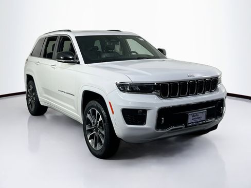 Used 2023 Jeep Grand Cherokee Overland w/ Luxury Tech Group IV image 3