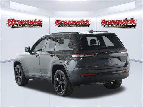 Certified 2024 Jeep Grand Cherokee Altitude image 40