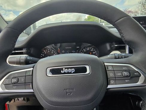 Used 2025 Jeep Compass Limited image 19
