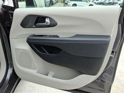 Used 2023 Chrysler Pacifica Touring-L image 7