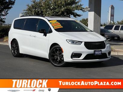 Used 2025 Chrysler Pacifica Limited