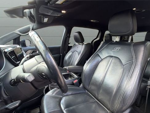 Used 2018 Chrysler Pacifica Touring-L Plus w/ Advanced Safetytec Group FWD image 24