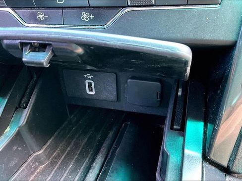 Used 2017 Ford Explorer XLT w/ Equipment Group 202A FWD image 26