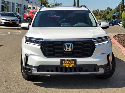 New 2025 Honda Pilot Touring image 2