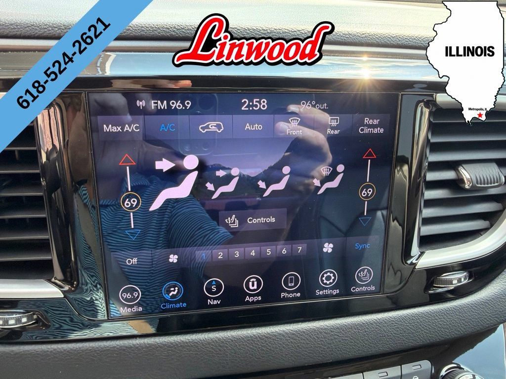 Used 2020 Chrysler Pacifica Touring-L Plus w/ Advanced Safetytec Group FWD image 24
