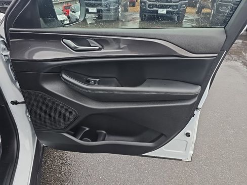 Certified 2023 Jeep Grand Cherokee Laredo image 10