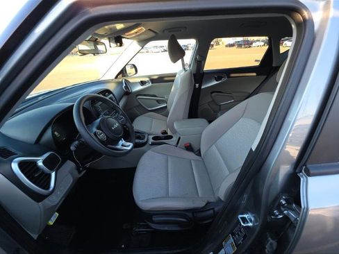 Used 2025 Kia Soul LX FWD image 3