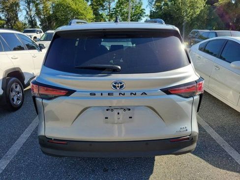 Used 2022 Toyota Sienna XLE FWD image 5