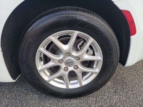 Used 2025 Chrysler Pacifica Select image 10