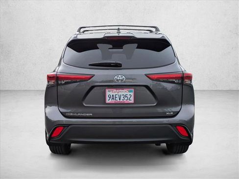 Used 2022 Toyota Highlander XLE FWD image 7