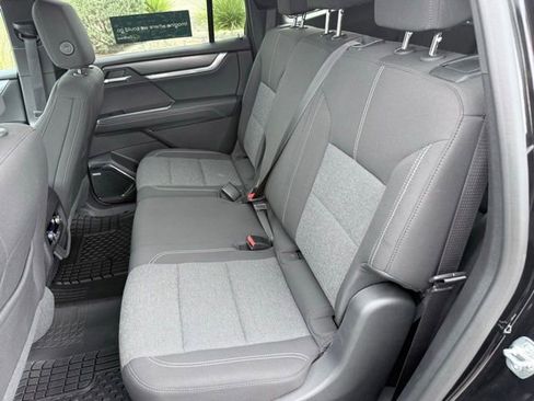 Certified 2025 GMC Acadia Elevation FWD image 17