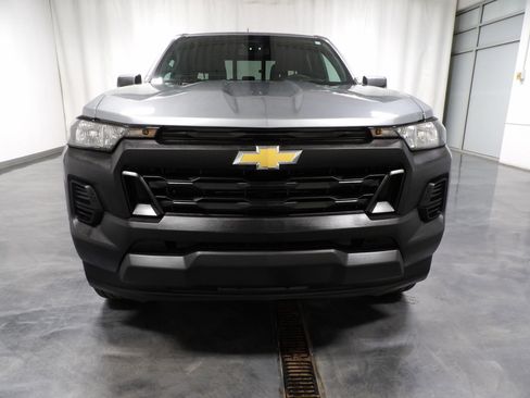 Used 2025 Chevrolet Colorado W/T RWD image 3