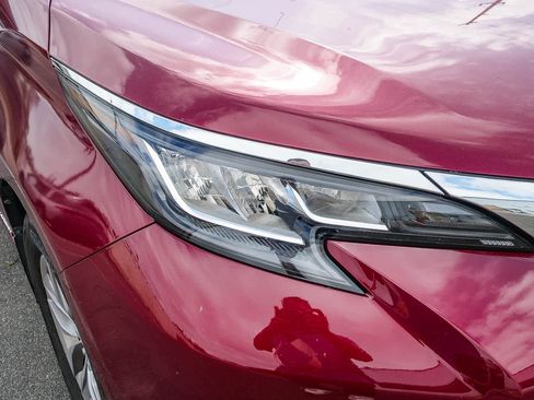 Used 2021 Toyota Sienna XLE w/ XLE Plus Package FWD image 6