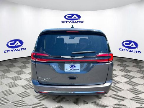 Used 2023 Chrysler Pacifica Touring-L FWD image 5