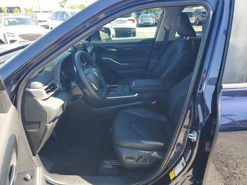 Used 2025 Toyota Highlander XLE FWD image 13