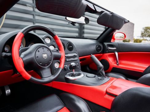 Used 2003 Dodge Viper SRT-10 image 2