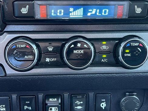 Used 2018 Toyota Tacoma TRD Sport AWD/4WD image 32