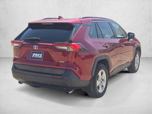 Used 2021 Toyota RAV4 XLE w/ Convenience Package FWD image 5
