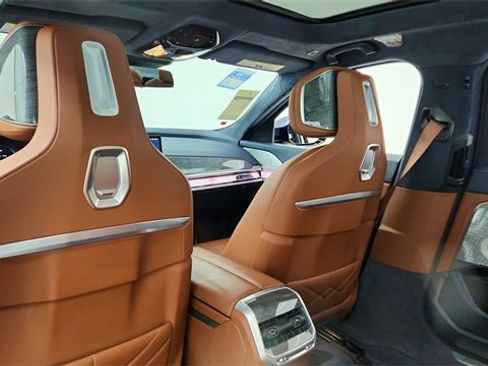 Used 2023 BMW i7 xDrive60 image 31