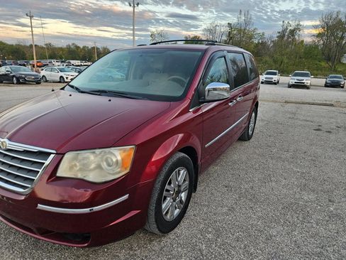 Used 2010 Chrysler Town & Country Limited image 2