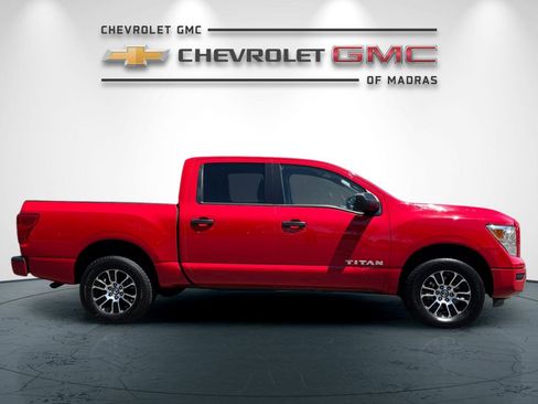 Used 2022 Nissan Titan SV image 2