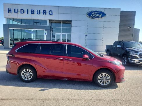 Used 2025 Toyota Sienna XLE FWD image 2