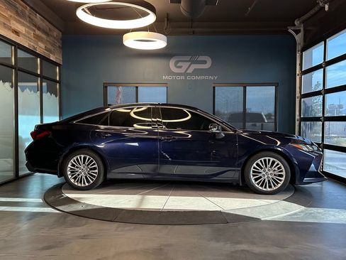 Used 2022 Toyota Avalon Limited w/ Advanced Safety Package FWD image 2