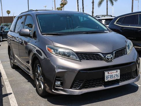 Used 2018 Toyota Sienna SE w/ Carpet Mat Package FWD image 8