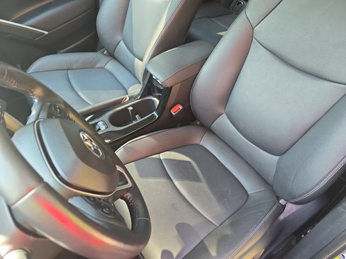 Used 2025 Toyota Corolla Cross XLE FWD image 13