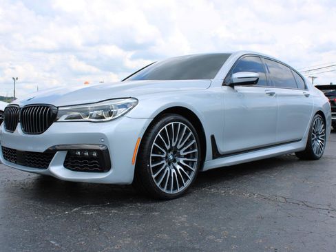 Used 2017 BMW 750i RWD image 11