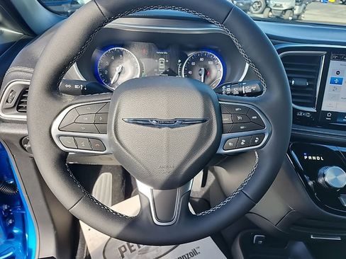 New 2026 Chrysler Pacifica Select image 4