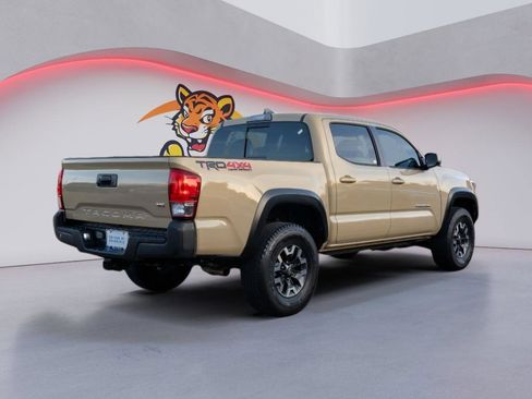 Used 2017 Toyota Tacoma TRD Off-Road image 5