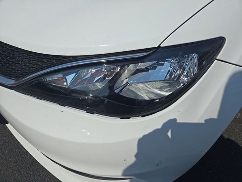 Used 2021 Chrysler Voyager Lxi image 32