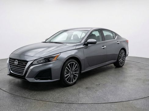 Used 2025 Nissan Altima 2.5 SV image 3