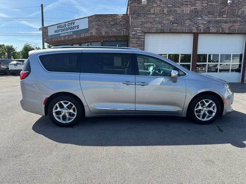 Used 2020 Chrysler Pacifica Limited FWD image 18