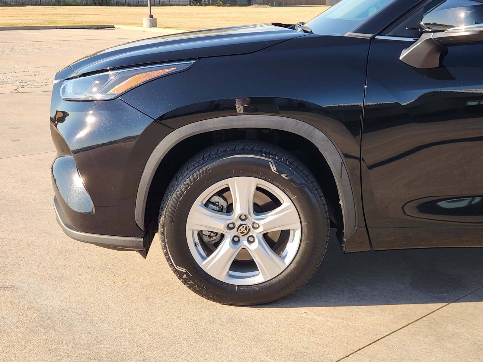Used 2024 Toyota Highlander LE FWD image 9