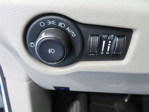 Used 2024 Chrysler Pacifica Touring-L FWD image 18