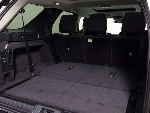 Used 2024 Land Rover Discovery S image 45